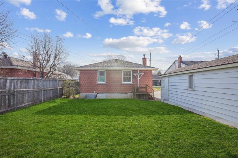 Property listing for 16 Greenwood St., Hamilton, ON